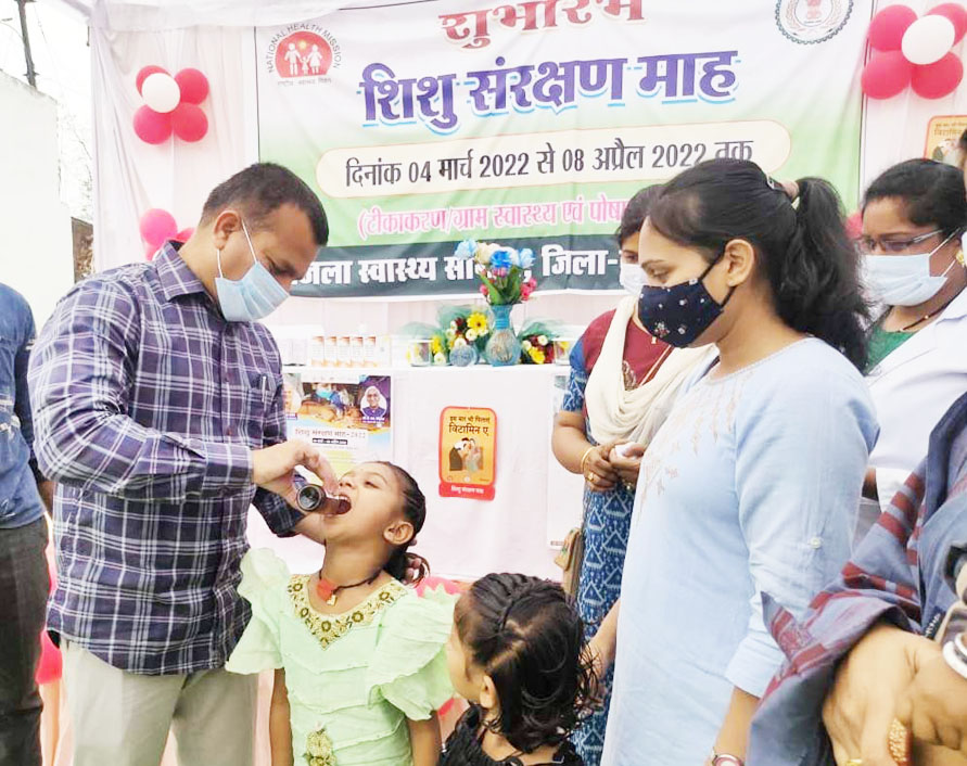 कलेक्टर ने बच्चों को पिलाई विटामिन-ए की दवा कलेक्टर ने बच्चों को पिलाई विटामिन-ए की दवा