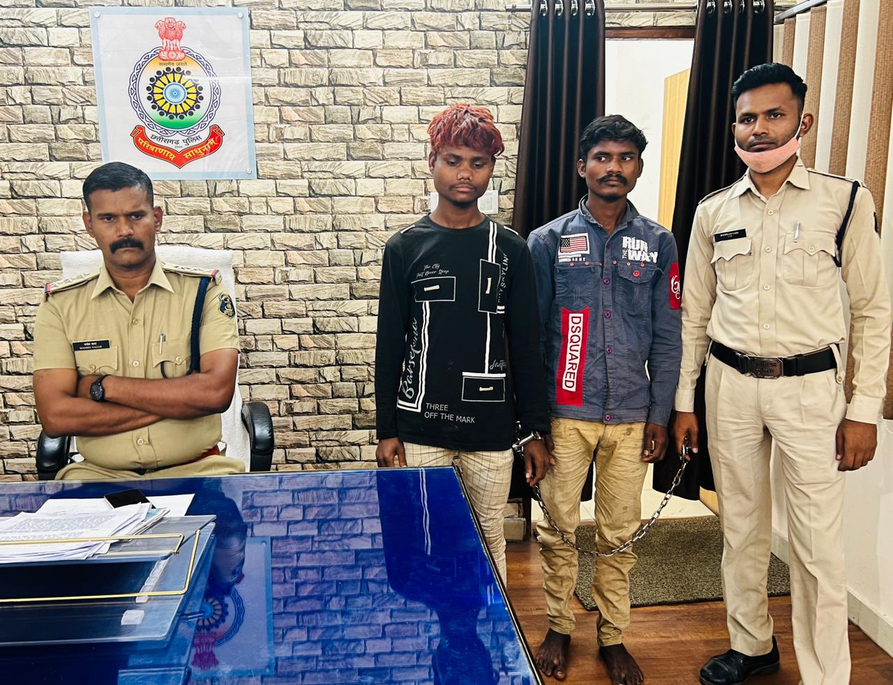 चाकू दिखाकर लोगों को डरा रहे दो को पुलिस ने पकड़ा