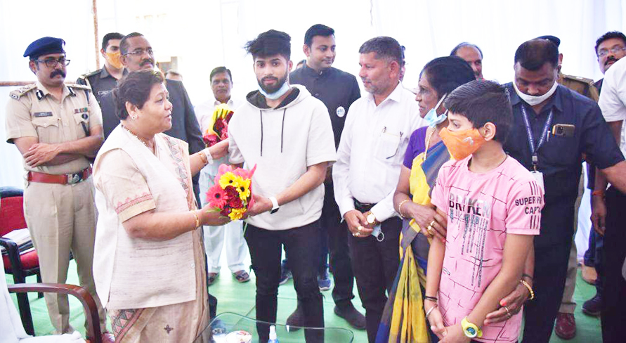 यूक्रेन से लौटे विद्यार्थियों नेे राज्यपाल से की भेंट