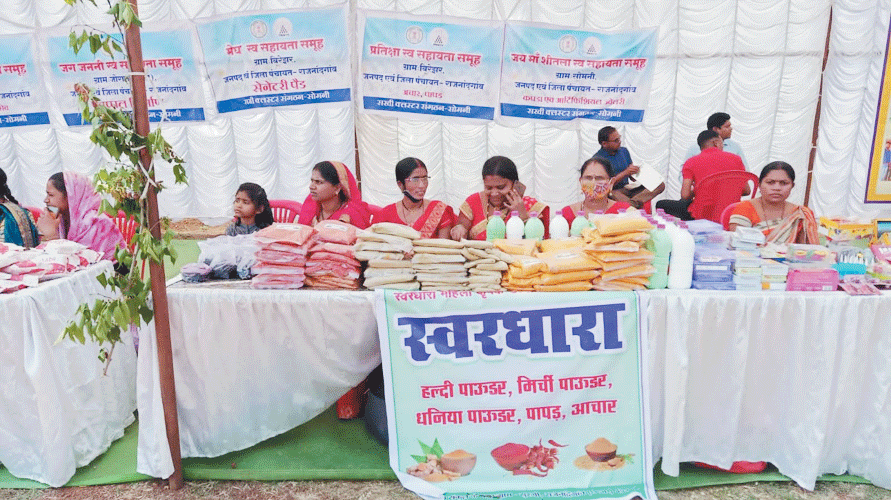 समूह की महिलाएं बढ़ा रहीं व्यवसायिक क्षेत्र में कदम, बाजारों में भी कर रही अपने उत्पादों का विक्रय