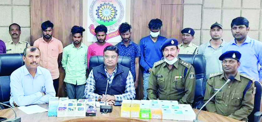 मोबाईल दुकान में चोरी, 5 गिरफ्तार, 2 फरार