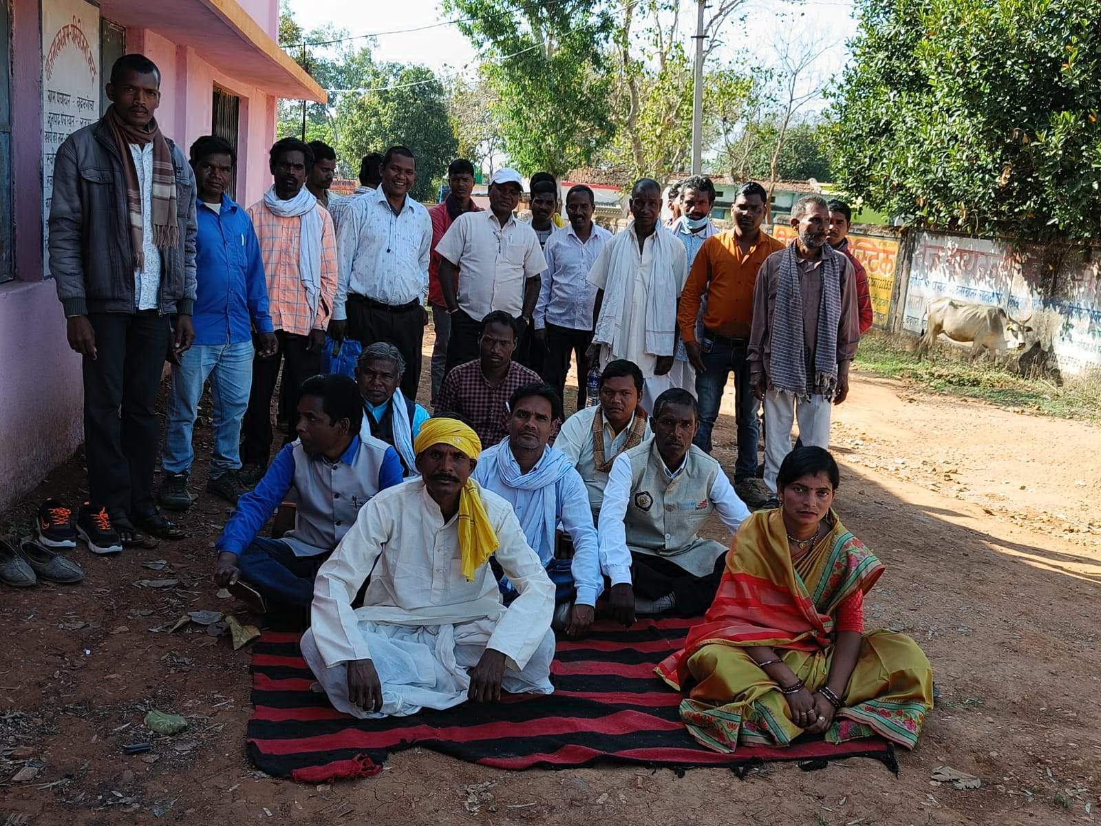 पेंशन की मांग को ले जिपं सदस्यों का धरना-प्रदर्शन