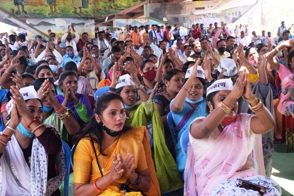 टोपी पर नियमितीकरण लिखकर सरकार के खिलाफ पंचायत सचिवों ने भरी हुंकार, धरना-प्रदर्शन