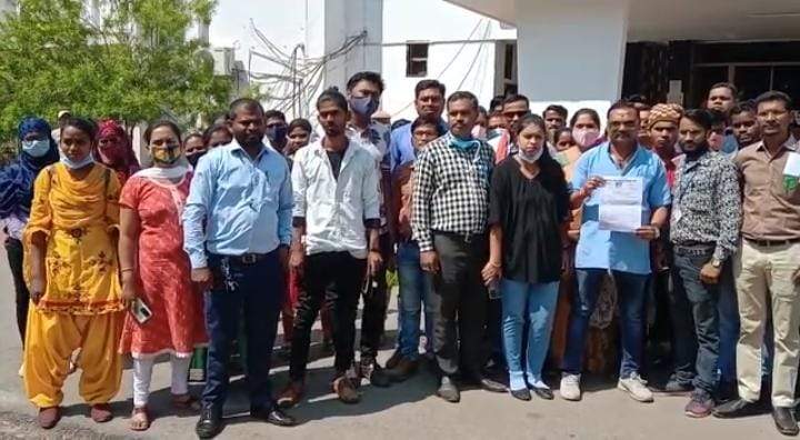 प्रदेश स्वा.कर्मचारी संघ ने मांगों को ले किया धरना-प्रदर्शन, सौंपा ज्ञापन