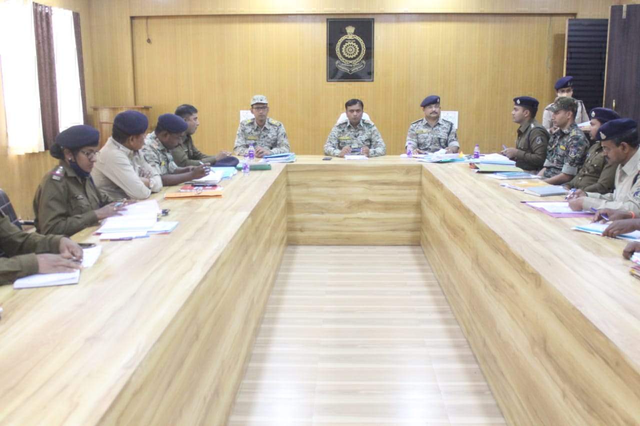 लंबित अपराधों के निराकरण एवं बेहतर पुलिसिंग के लिए एसपी ने ली मीटिंग लंबित अपराधों के निराकरण एवं बेहतर पुलिसिंग के लिए एसपी ने ली मीटिंग