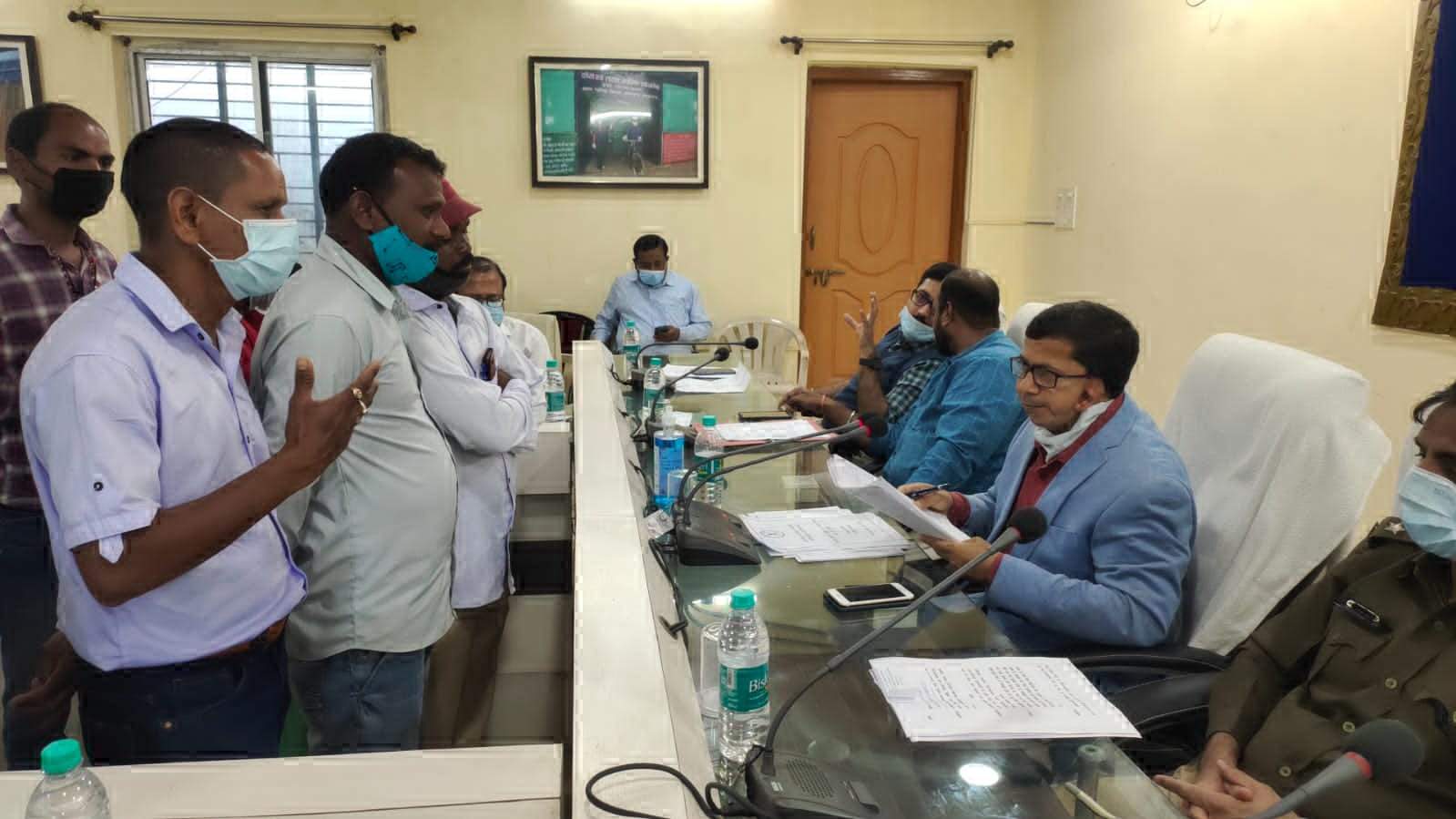 परसा कोल ब्लॉक के लिए अधिग्रहित जमीन के एवज में रोजगार दिलाने ग्रामीणों ने कलेक्टर से की मांग