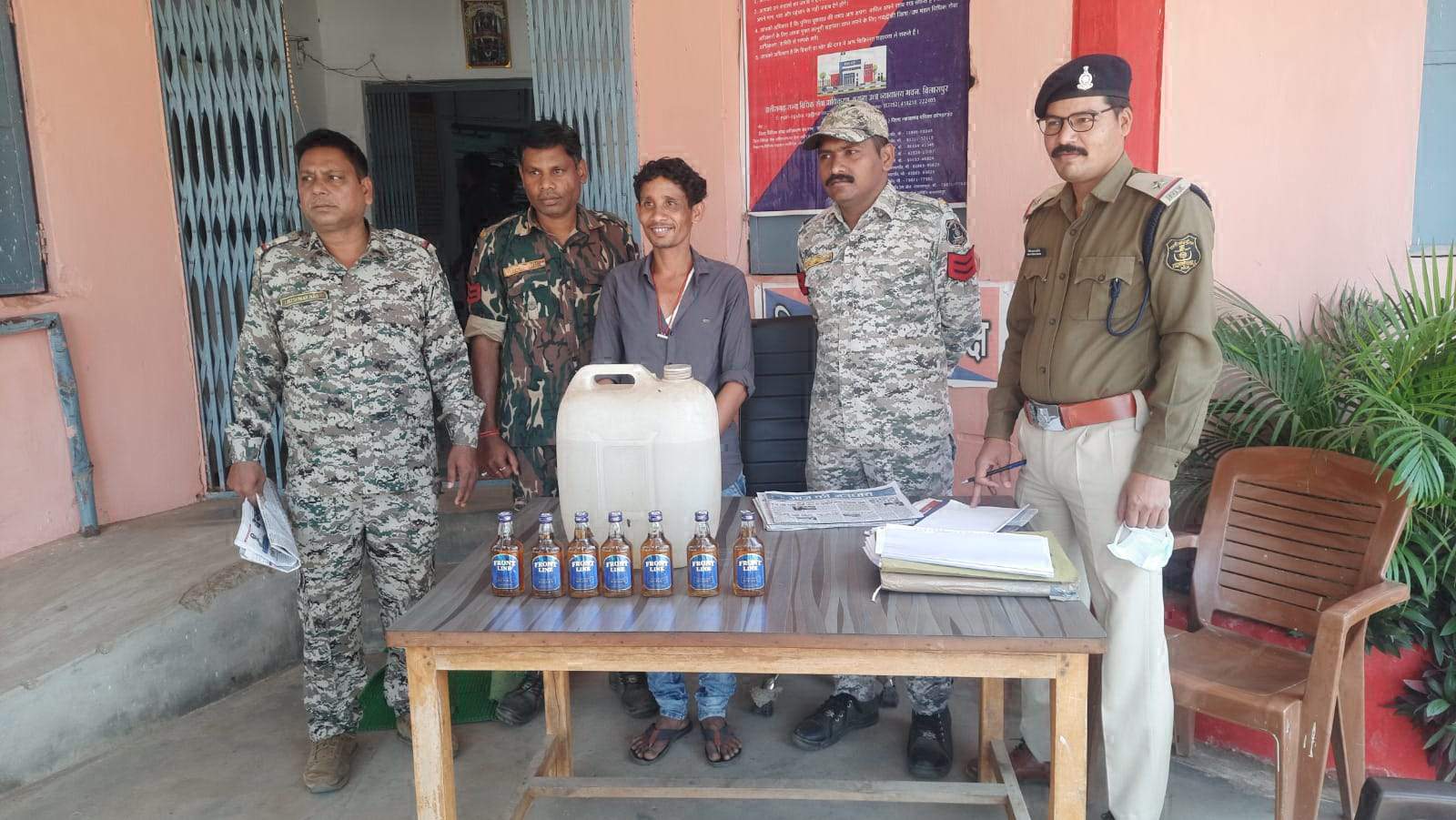 अंग्रेजी व महुआ शराब समेत 1 बंदी अंग्रेजी व महुआ शराब समेत 1 बंदी