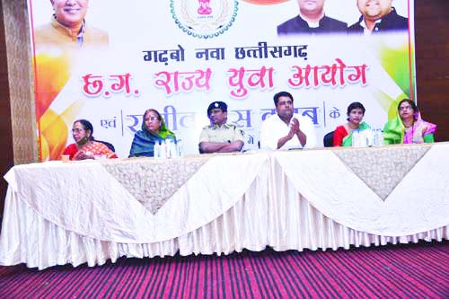 महिला दिवस पर युवा आयोग ने किया महिलाओं का सम्मान