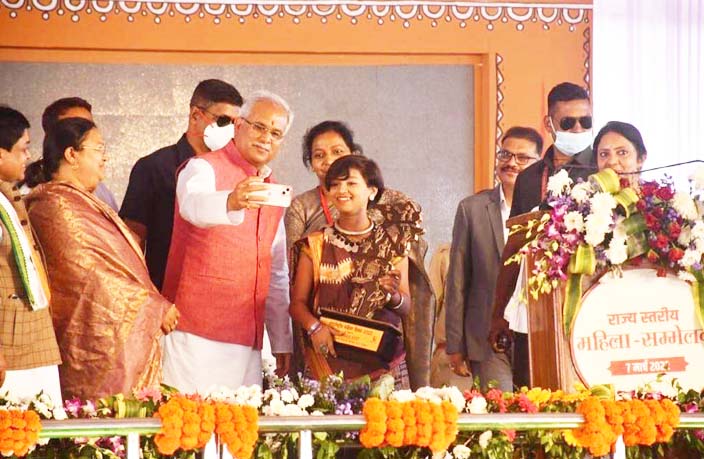 सीएम सेल्फी लेते दिखे आरू साहू के साथ