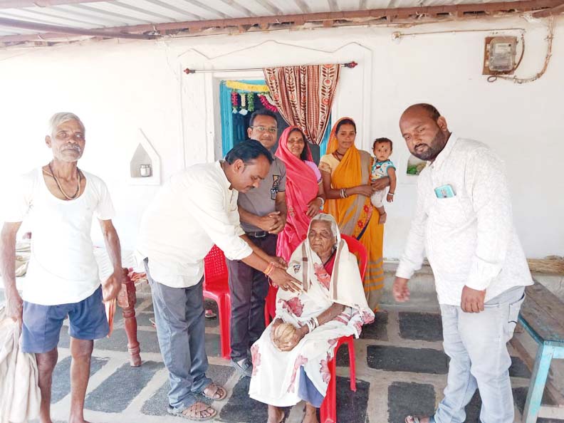 कर्मयोगी महिलाओं का जनपद सदस्य ने घर जाकर किया सम्मान, बढ़ाया उनका मान कर्मयोगी महिलाओं का जनपद सदस्य ने घर जाकर किया सम्मान, बढ़ाया उनका मान