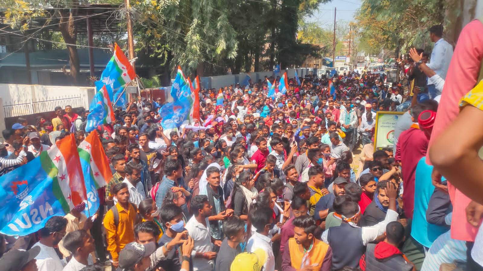 एनएसयूआई ने छात्र आक्रोश रैली निकाल विवि घेरा