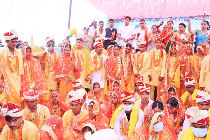 नवागढ़ में 37 जोड़े बंधे परिणय सूत्र में नवागढ़ में 37 जोड़े बंधे परिणय सूत्र में