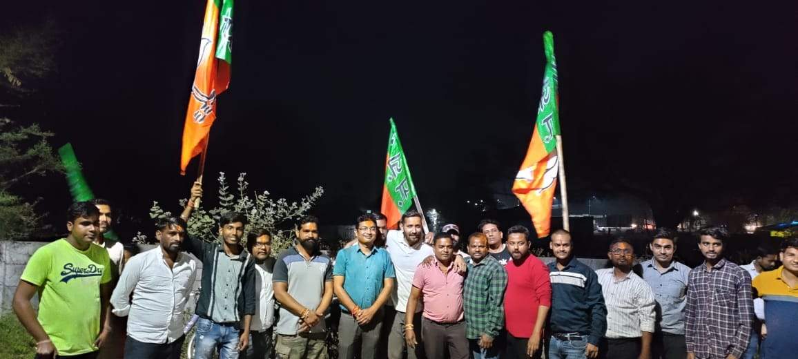 भाजयुमो कार्यकर्ताओं ने जीत का मनाया जश्न