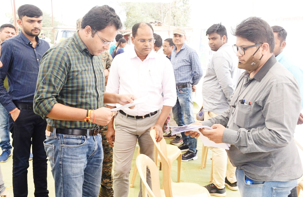 नक्सल पीडि़त परिवारों की समस्याओं से रूबरू होने कलेक्टर-एसपी पहुंचे विशेष शिविर स्थल