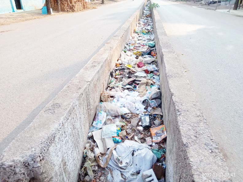 अधूरा डिवाइडर बना कूड़ादान