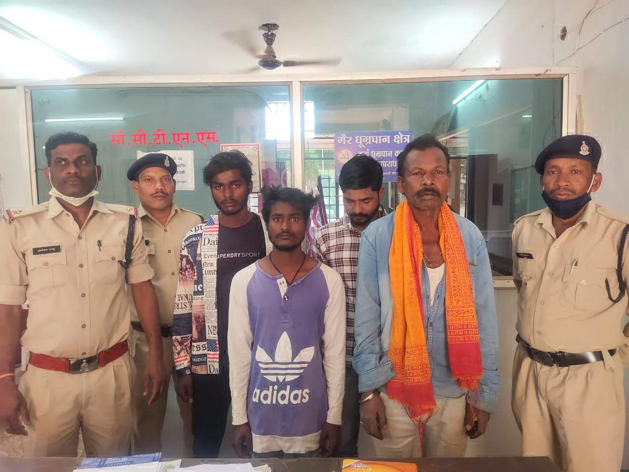 चाकू लेकर डराने व बदमाशी करने वाले पकड़ाए
