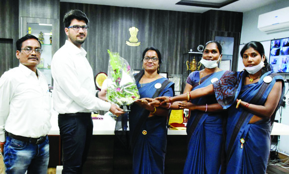 सम्मानित आंंगनबाड़ी कार्यकर्ताओं को कलेक्टर ने दी बधाई