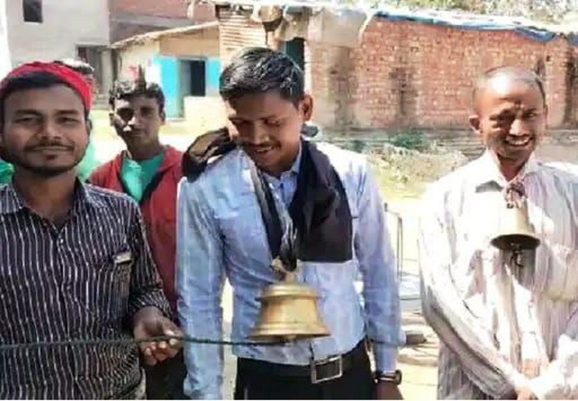 पुलिस को नहीं सौंपा, मंदिर से घंटी चुराने वालों को ग्रामीणों ने दी सजा  