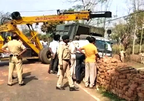 नंदनवन से कोरिया जा रहा हिरणों से भरा ट्रक पलटा, किसी को चोट नहीं