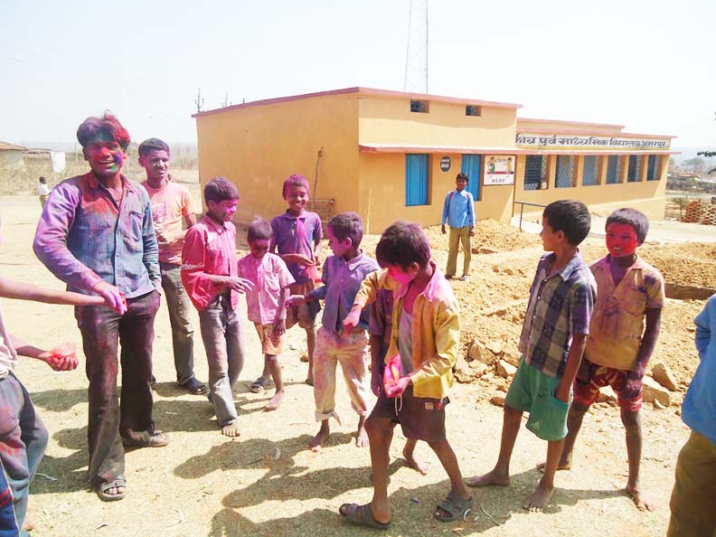 कोरिया के अमरपुर में हफ्तेभर पहले मनी होली