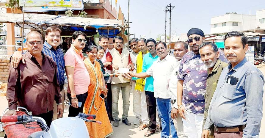 जनपद अध्यक्ष ने आजीवन सहयोग निधि राशि दी