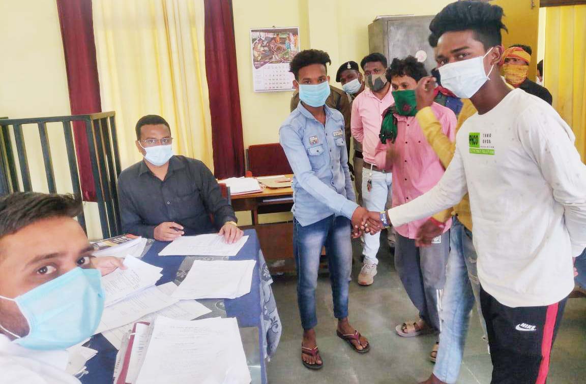 मारपीट के बाद जुदा हुए दोस्त, लोक अदालत में एक हुए