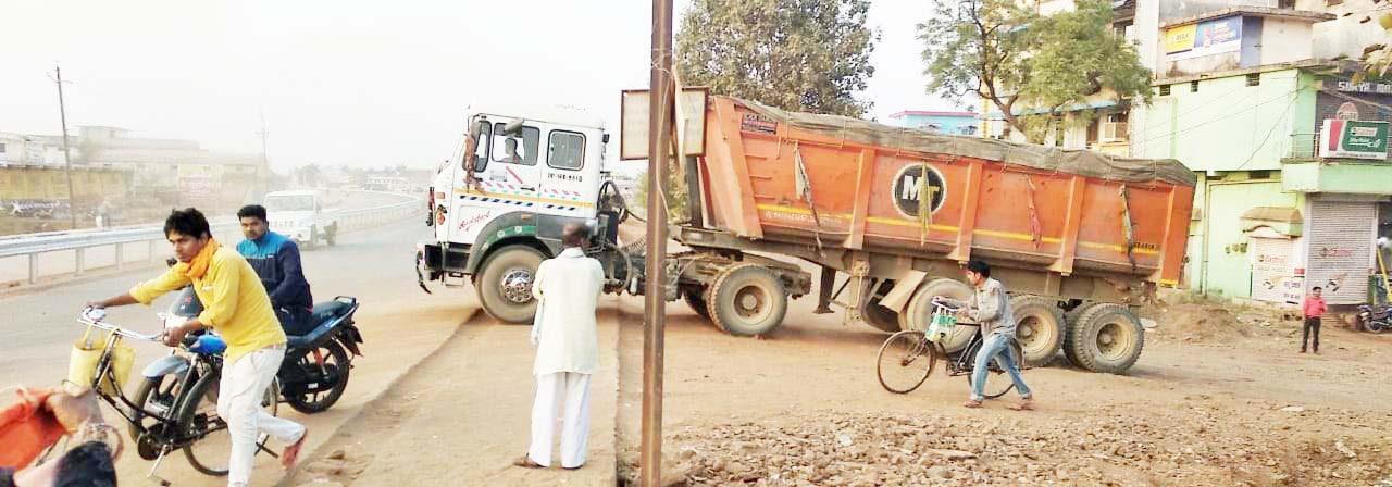 मुख्य चौक बना डेंजर जोन, कभी भी हो सकता है हादसा