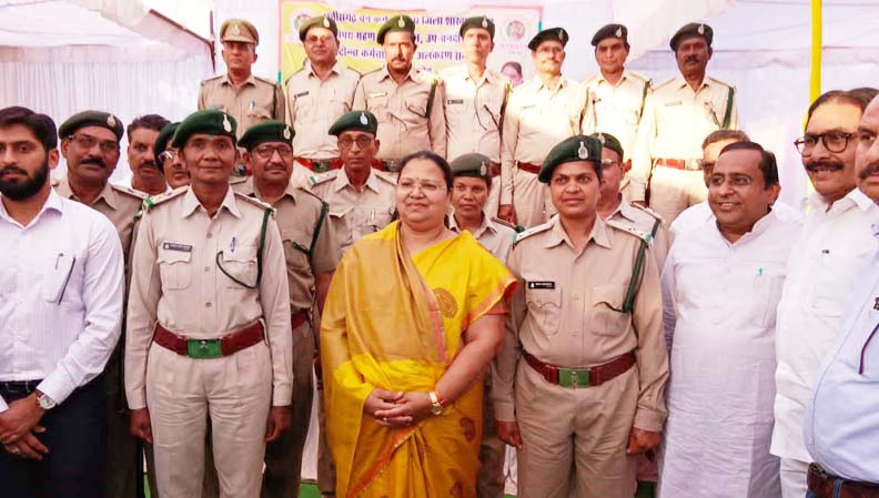 पदोन्नत वन कर्मियों को लगाया स्टार