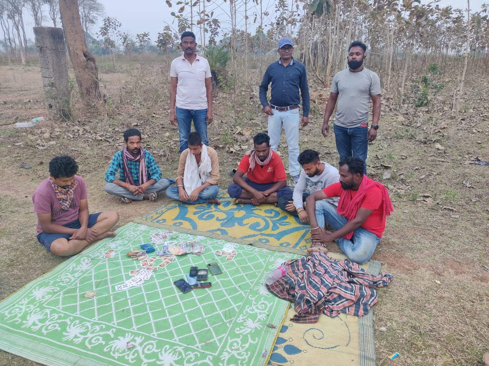 जंगल में जुआ खेलते 6 पकड़ाए, नगदी-6 बाइक जब्त