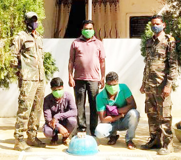 मर्दापाल मुर्गा बाजार में जुआ खेल रहे 2 गिरफ्तार मर्दापाल मुर्गा बाजार में जुआ खेल रहे 2 गिरफ्तार