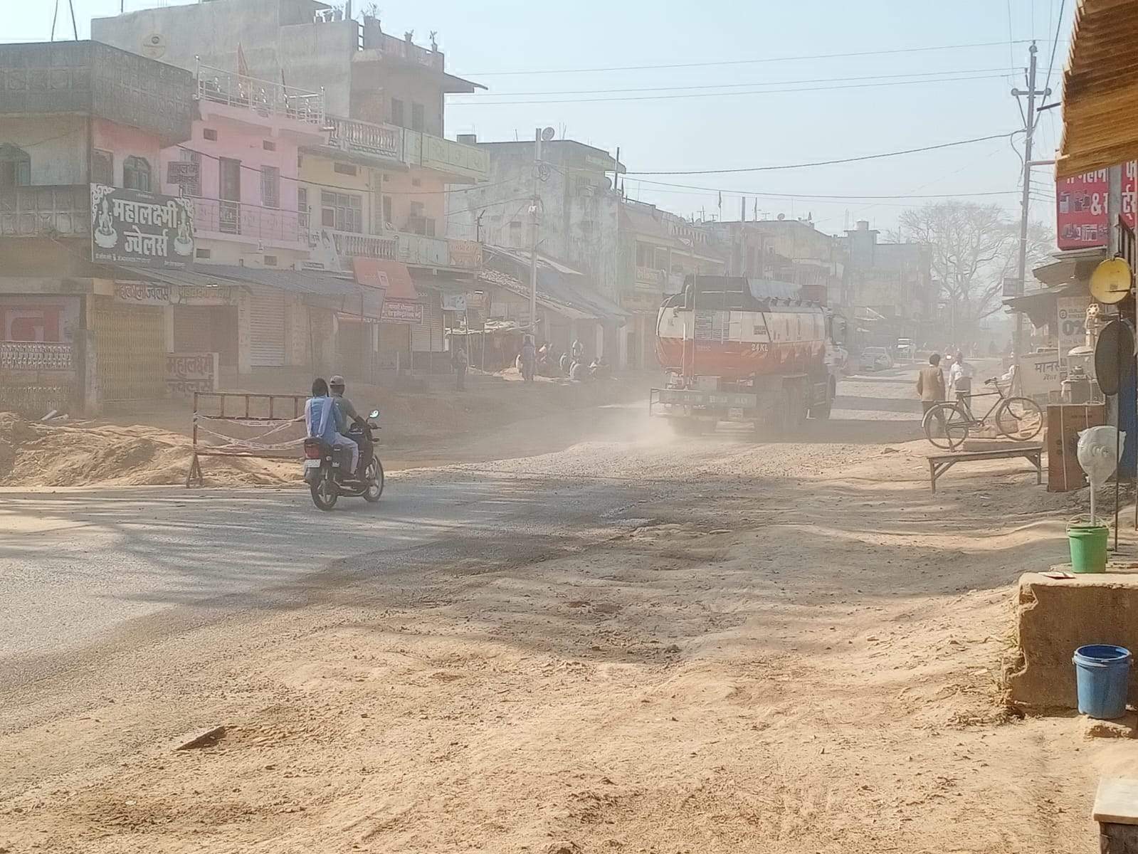 3 साल से सडक़ अधूरा, पानी छिडक़ाव नहीं