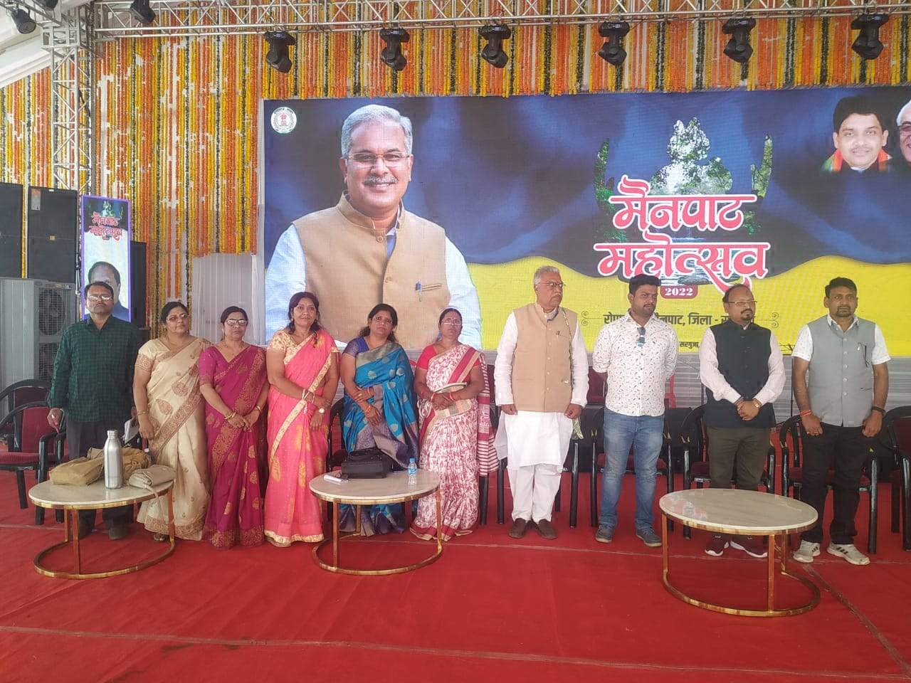 करम के डार नोनी सरना कर पूजा, सब ले सुघर ऐदे हमर सरगुजा...