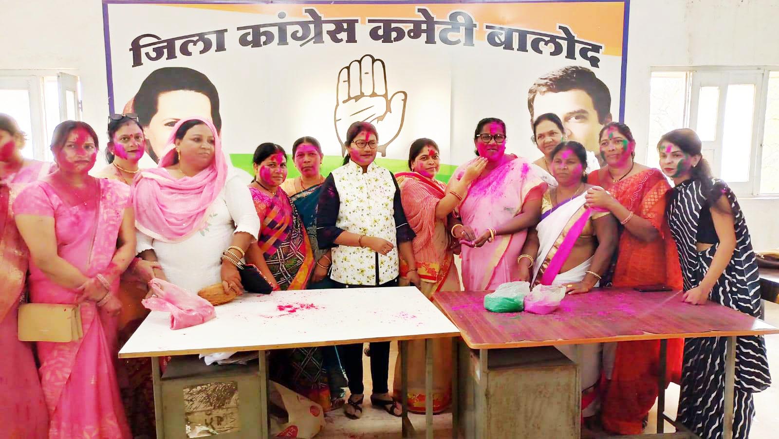 उत्कृष्ट कार्य करने वाली महिलाएं सम्मानित उत्कृष्ट कार्य करने वाली महिलाएं सम्मानित