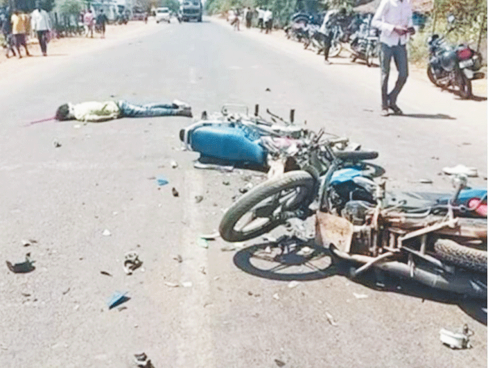 दो बाइकें भिड़ीं, 2 मौतें, एक घायल