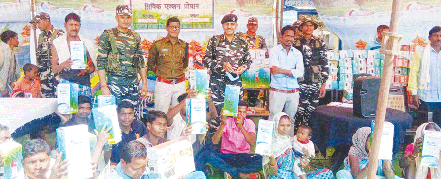 सिविक एक्शन प्रोग्राम: सीआरपीएफ जवानों ने ग्रामीणों को बांटे सामान