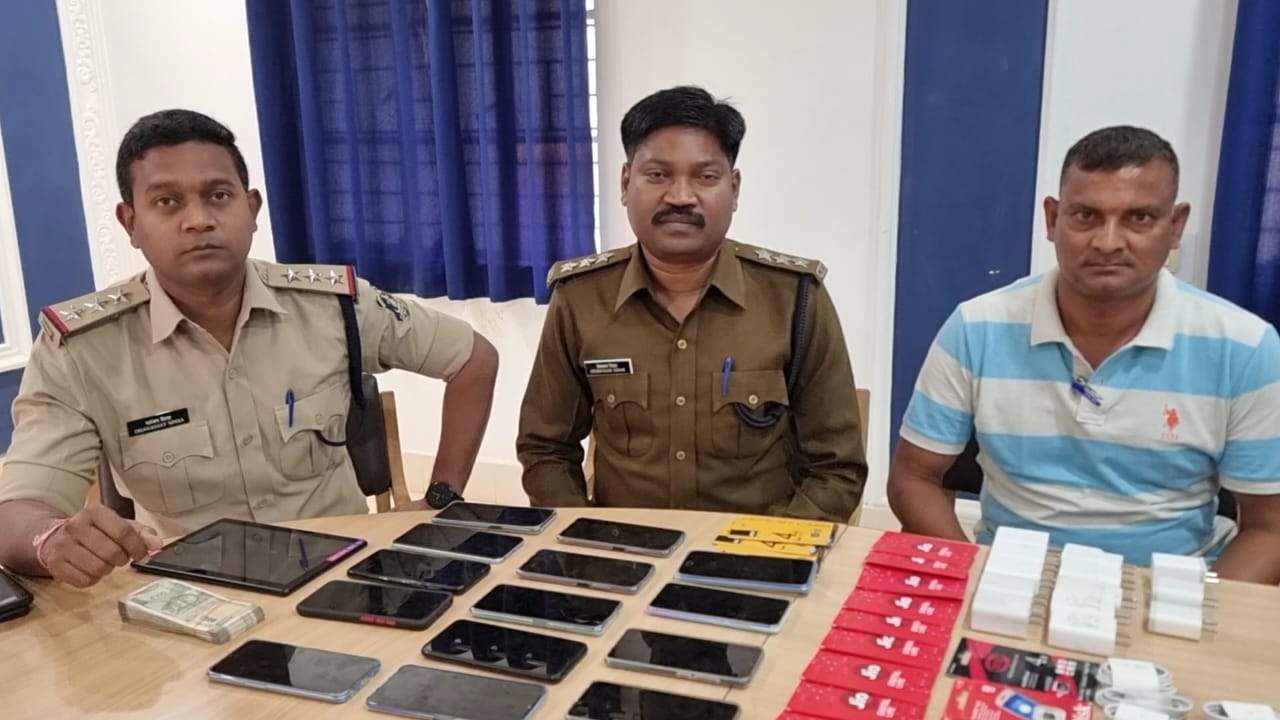 मोबाइल दुकान में चोरी, नाबालिग पकड़ाया, ढाई लाख का सामान-नगदी जब्त