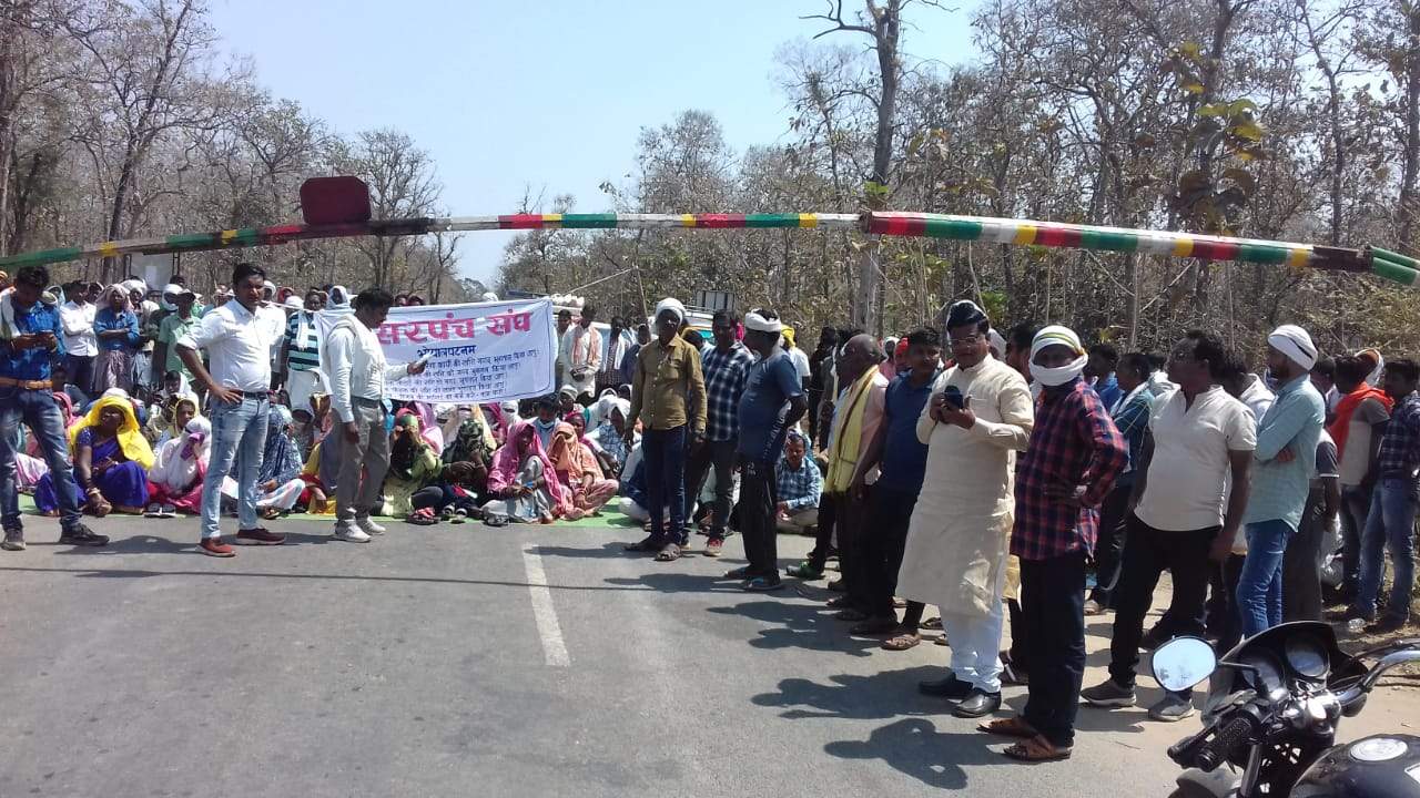 मांगों को ले सरपंचों ने दिया सांकेतिक धरना