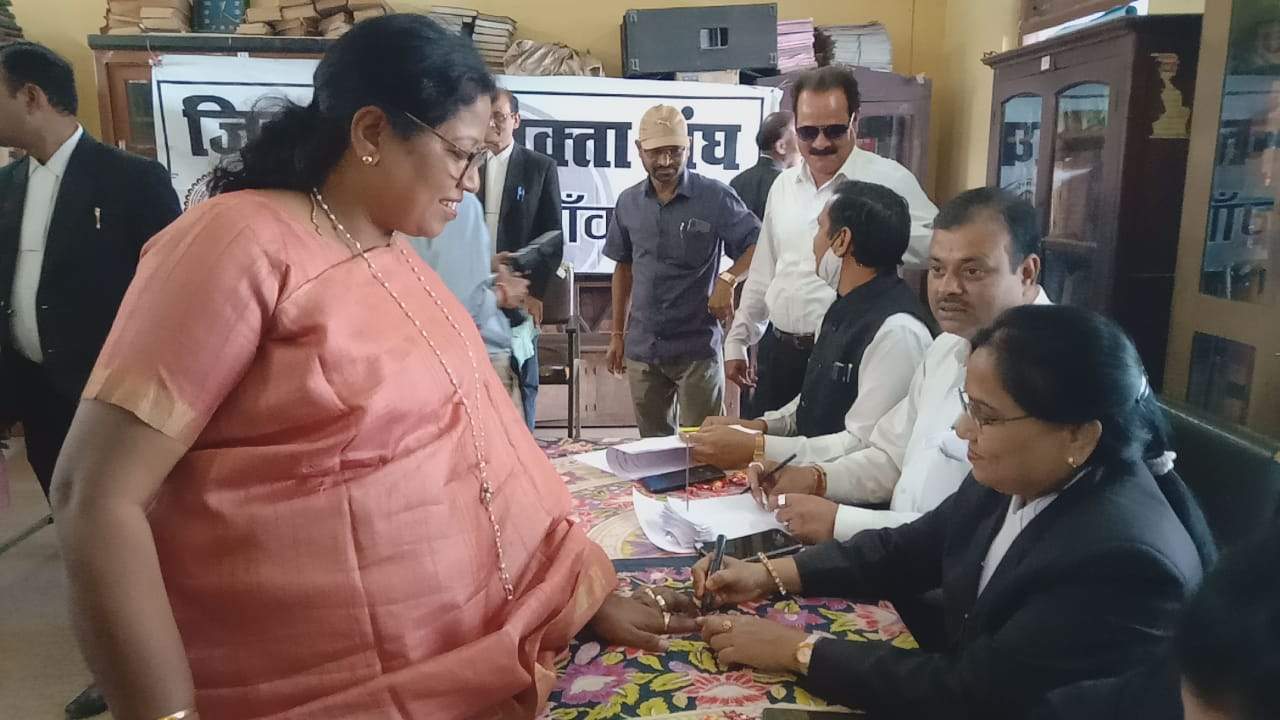 अधिवक्ता संघ चुनाव, महापौर ने भी किया मतदान
