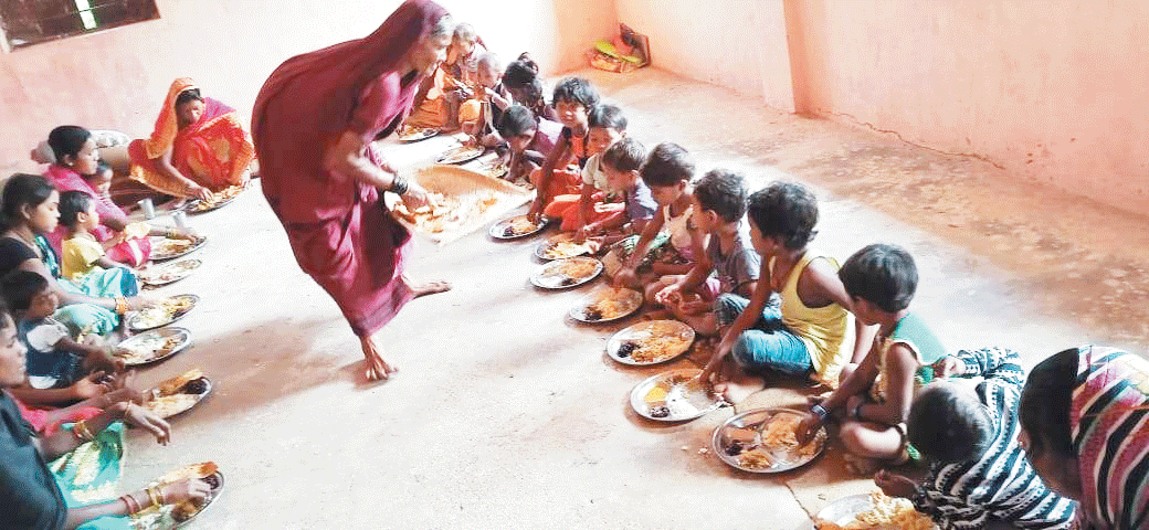 आंगनबाड़ी केंद्रों में एनिमिक महिलाओं को परोस रहे पौष्टिक भोजन आंगनबाड़ी केंद्रों में एनिमिक महिलाओं को परोस रहे पौष्टिक भोजन