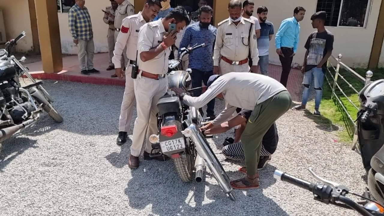 प्रेशर हार्न-पटाखा साईलेंसर पर जुर्माना, स्थायी वारंटी पकड़ाए