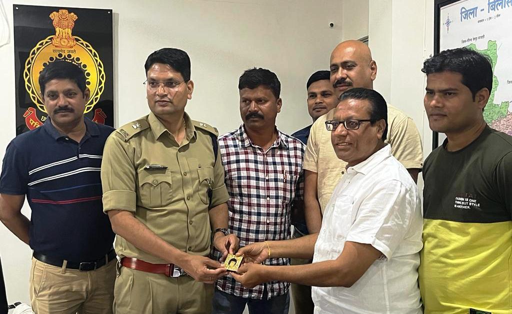 बच्ची ने चुराये सोने के बिस्कुट, एफआईआर कराने से मना कर ट्रांसपोर्टर ने दिया पुलिस को इनाम