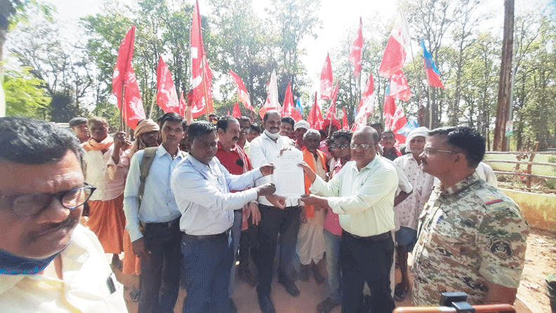 सीपीआई व आनुसांगिक संगठनों ने दिया फरसगांव बाजार स्थल में धरना सीपीआई व आनुसांगिक संगठनों ने दिया फरसगांव बाजार स्थल में धरना