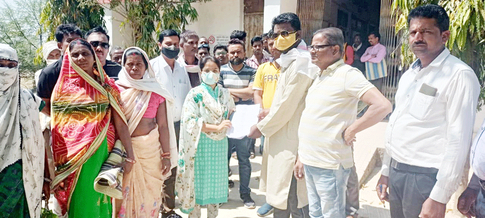 सर्वर डाउन होने से राशन वितरण में हो रही परेशानी, पीडीएस विक्रेताओं ने कलेक्टर के नाम एसडीएम को सौंपा ज्ञापन