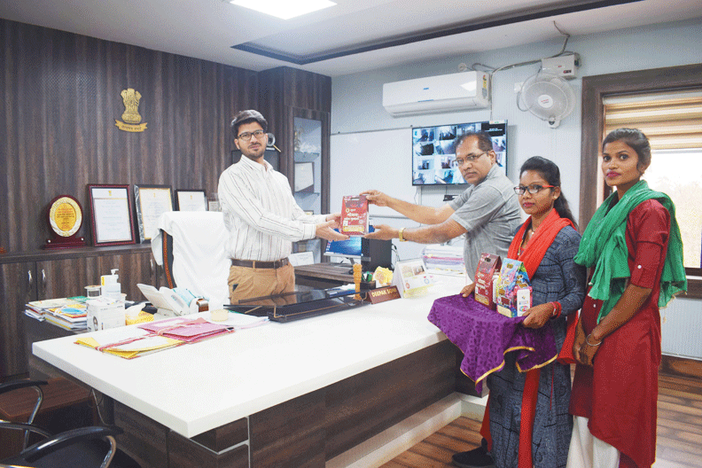 गोबर के रंगों से मनेगी होली, कलेक्टर को किया भेंट