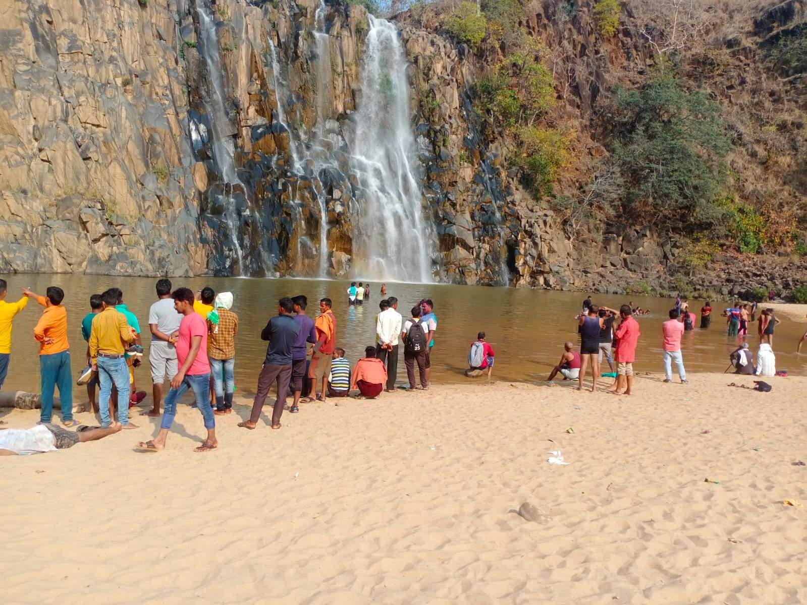 रमदहा जलप्रपात में डूबने से 3 युवकों की मौत रमदहा जलप्रपात में डूबने से 3 युवकों की मौत
