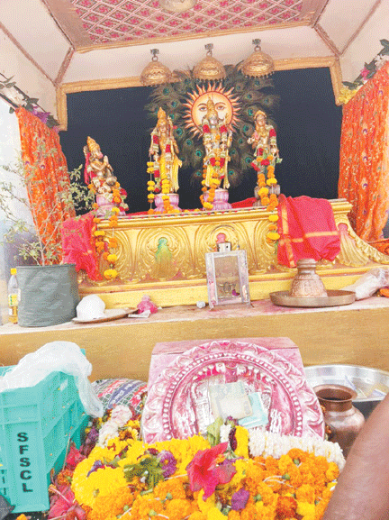 शोभायात्रा निकली, कवि सम्मेलन हुआ