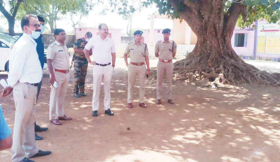 कलेक्टर-एसपी ने किया मतदान केंद्रों का निरीक्षण कलेक्टर-एसपी ने किया मतदान केंद्रों का निरीक्षण