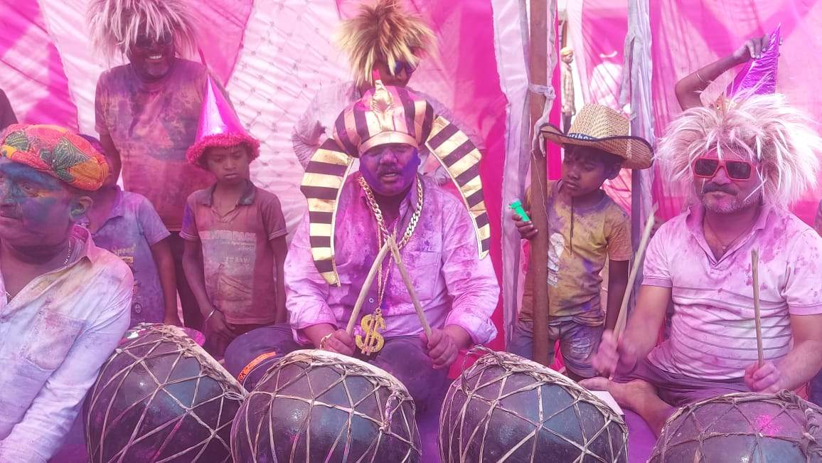 केशकाल विधायक ने गृहग्राम में धूमधाम से मनाई होली केशकाल विधायक ने गृहग्राम में धूमधाम से मनाई होली