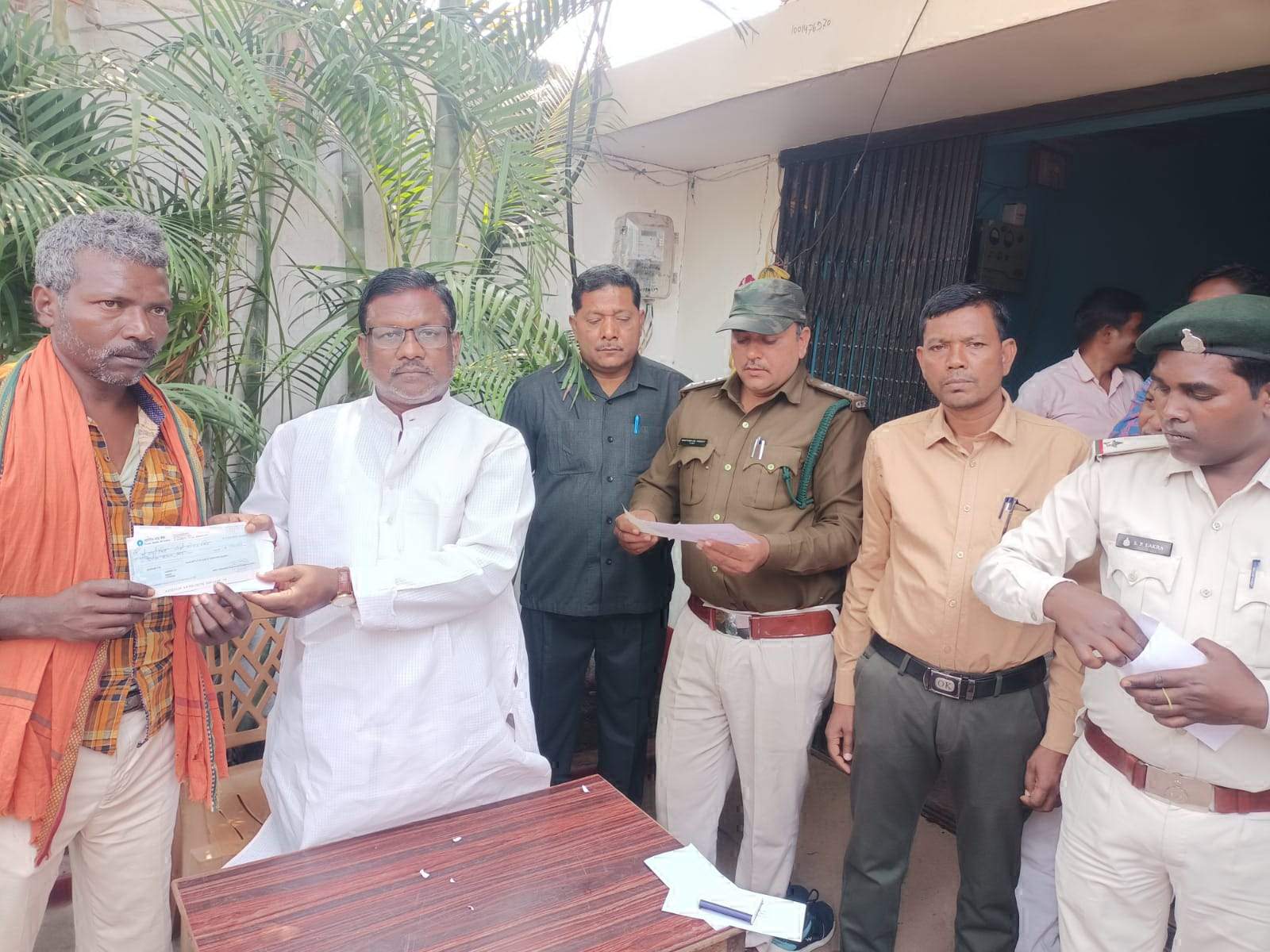 विधायक ने दी पशु हानि व फसलों के नुकसान की मुआवजा राशि