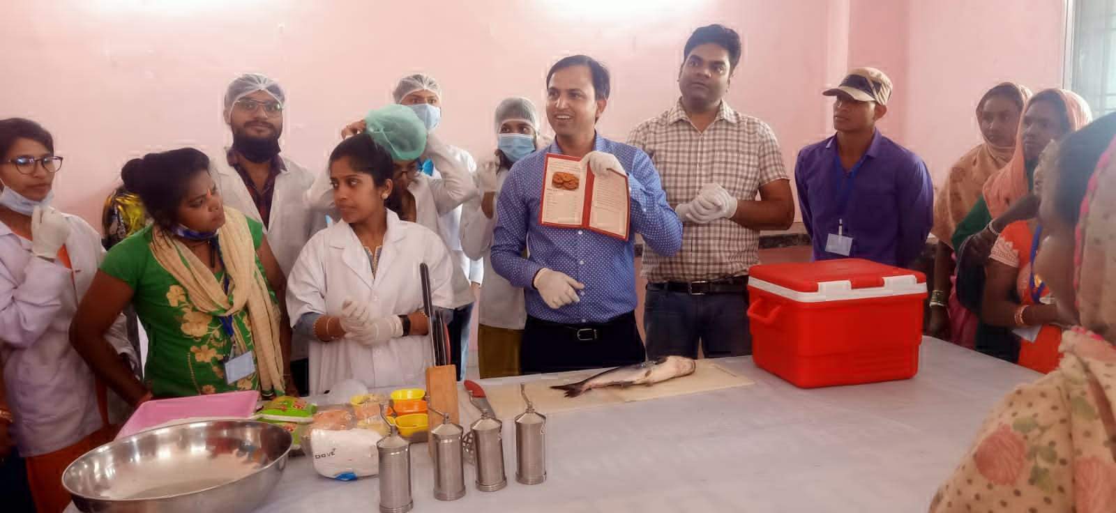 आदिवासियों को मछली से अचार-पापड़ बनाने सहित रखरखाव की दी जानकारी आदिवासियों को मछली से अचार-पापड़ बनाने सहित रखरखाव की दी जानकारी